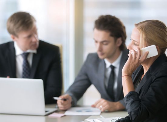 Impiegati che inseriscono informazioni nelle piattaforme digitali